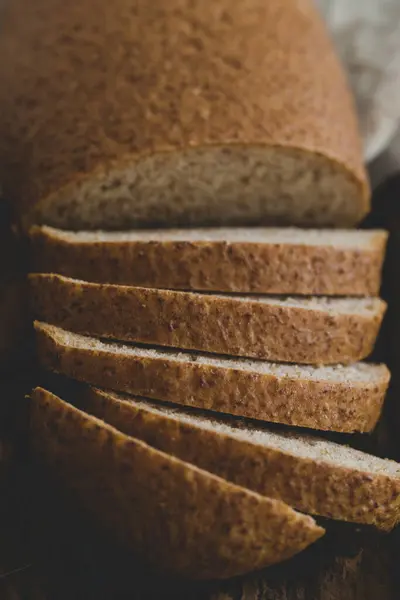 Φαγητό Αγροτικό Νόστιμο Ψωμί Στο Ξύλινο Τραπέζι — Φωτογραφία Αρχείου