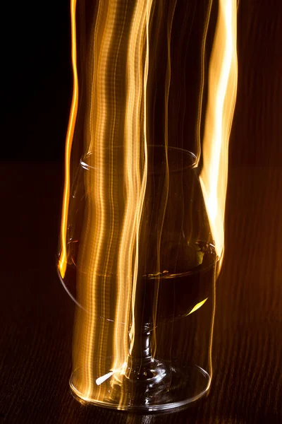 Sklenice Whisky Mnoha Žlutými Liniemi — Stock fotografie