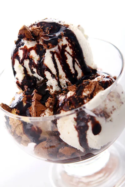 Postre Helado Con Jarabe Chocolate Sobre Fondo Blanco — Foto de Stock