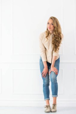 Kot pantolonlu çekici bir kadın.