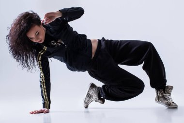 Beyaz arka planda hip-hop dansçısı