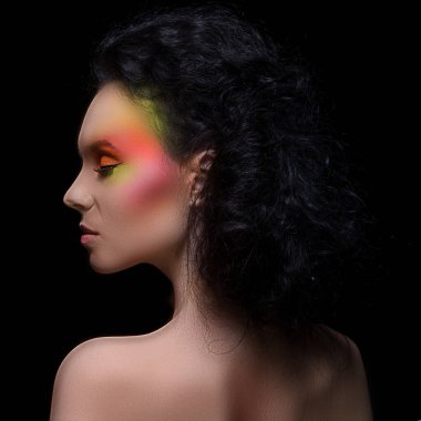 Renkli makyajlı güzel bir kız.