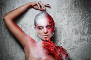 Güzellik. Harika makyajlı güzel bir kız.