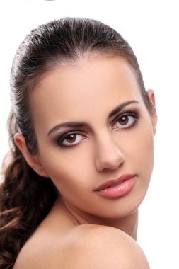 Beyaz arka planda sevimli, çekici bir kız.