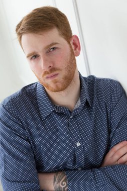 Mavi gömlekli yakışıklı adam.