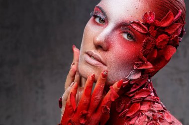 Güzellik. Harika makyajlı güzel bir kız.