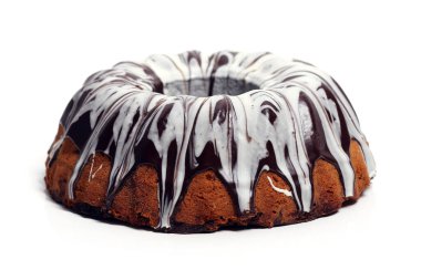 Lezzetli, yuvarlak pasta masada.