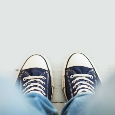 Yerde klasik spor ayakkabılar.