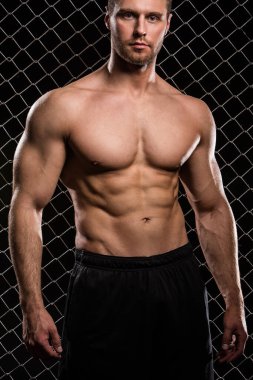 Güzel, güçlü bir adam var arka planda