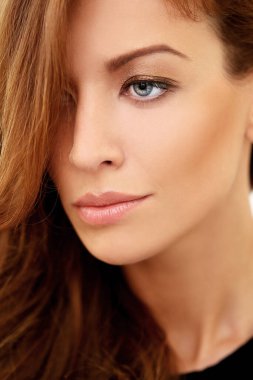 Güzel yüzlü, çekici bir kadın.