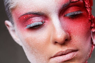 Güzellik. Harika makyajlı güzel bir kız.