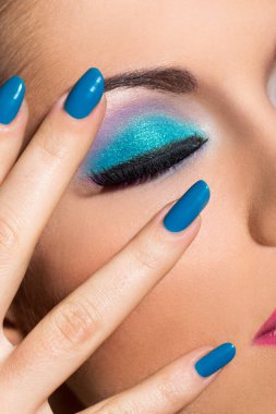 Renkli makyajlı, sevimli, çekici bir kadın.