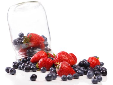 Yemek, doğa. Beyaz arka planda bir yığın lezzetli dut.