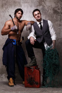 İnşaat aletleri olan güçlü ve çılgın adamlar.