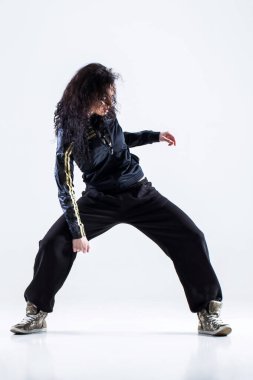 Beyaz arka planda hip-hop dansçısı