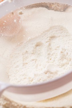 Fırın. Yumurta, ekmek, süzgeç ve un merdanesi.