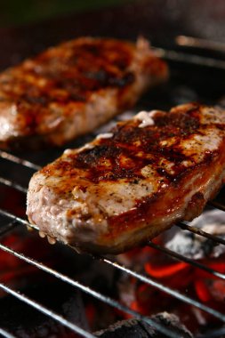 Peper ile taze ızgara biftek.