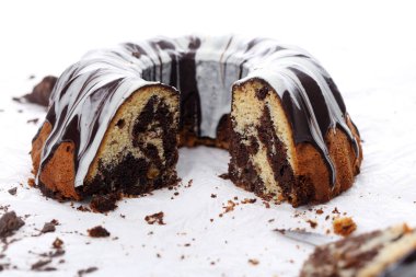 Lezzetli, yuvarlak pasta masada.