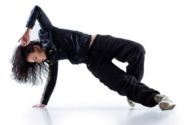 Beyaz arka planda hip-hop dansçısı