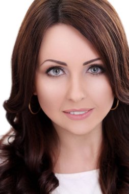 Gülümseyen sevimli genç kadın.