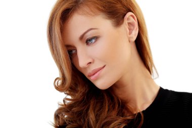 Beyaz arka planda sevimli, mutlu bir kız.