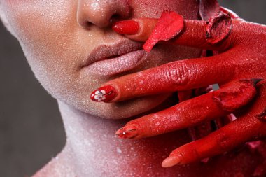 Güzellik. Harika makyajlı güzel bir kız.