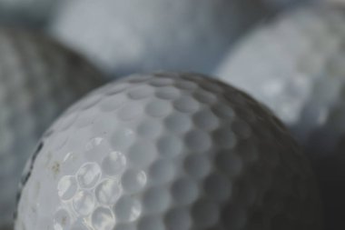 Masada çok az golf topu var.