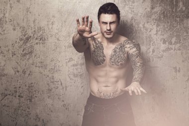 Mükemmel vücutlu dövmeli adam.