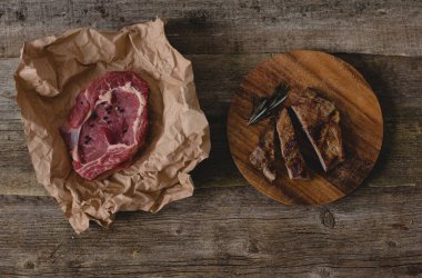 Yiyecekler. Masada çiğ ve ızgara biftek.