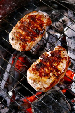 Peper ile taze ızgara biftek.