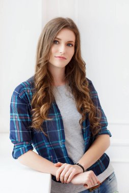 Pencerenin kenarındaki sevimli, güzel kadın.