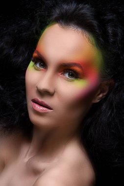 Renkli makyajlı güzel bir kız.