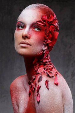 Güzellik. Harika makyajlı güzel bir kız.