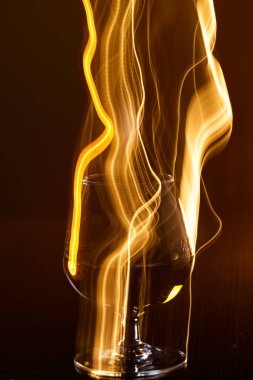 Sarı çizgileri olan bir bardak viski.