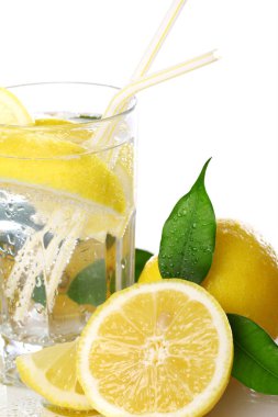 Beyaz arka planda taze ıslak limonlu kokteyl.