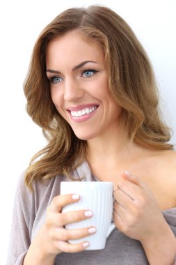 Çekici, güzel bir kadın, geniş gülüşlü.