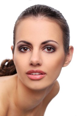 Beyaz arka planda sevimli, çekici bir kız.