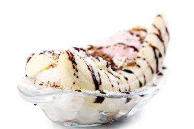 Beyaz arka planda muzlu dondurma.