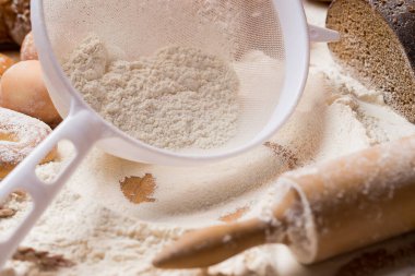 Fırın. Yumurta, ekmek, süzgeç ve un merdanesi.