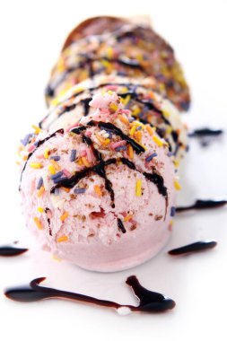 Beyaz arka planda çikolata soslu dondurma.