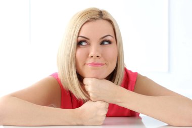 Mavi gözlü güzel sarışın.