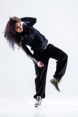 Beyaz arka planda hip-hop dansçısı