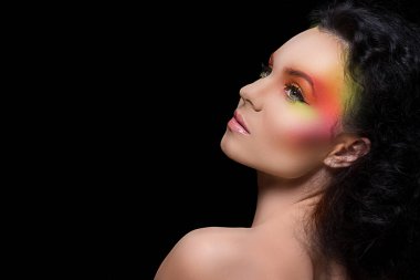 Renkli makyajlı güzel bir kız.