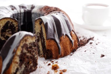 Lezzetli, yuvarlak pasta masada.