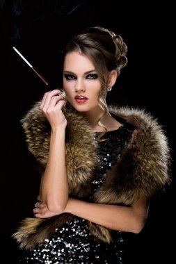 Geçmişe dönüş. Sigaralı çekici bir kadın.