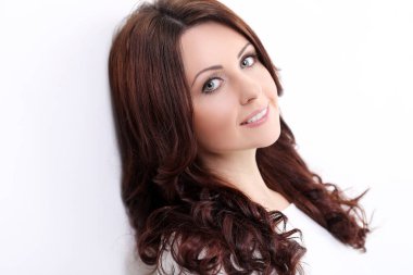 Gülümseyen sevimli genç kadın.