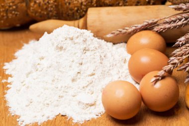 Fırın. Taze ekmek, yumurta ve simit.