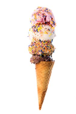 Dört top dondurmalı waffle külahı beyaz üzerine izole edilmiş.