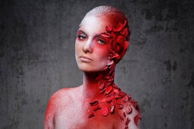 Güzellik. Harika makyajlı güzel bir kız.