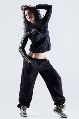 Beyaz arka planda hip-hop dansçısı